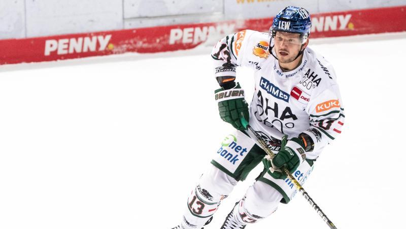 Steffen Tölzer von Augsburg spielt den Puck.