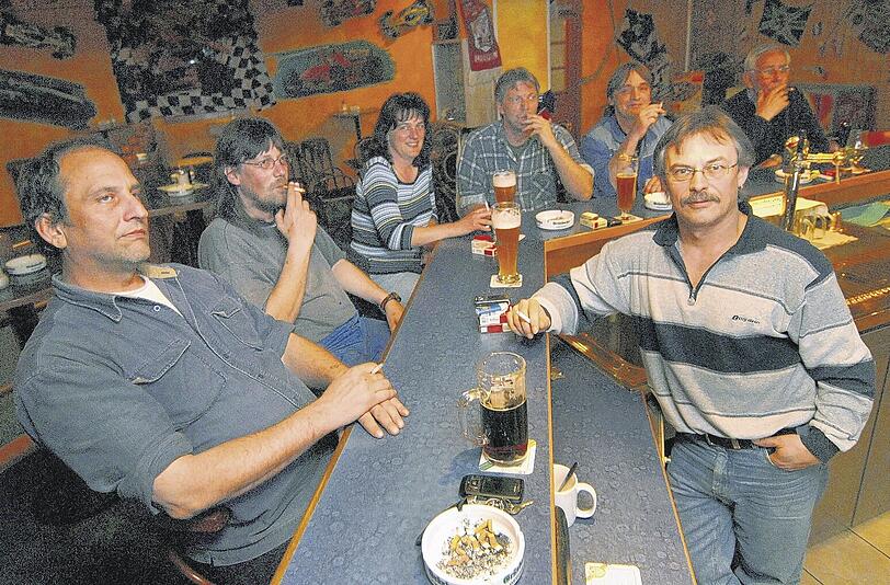 Bangt um seine Existenz: Wirt Daniel Christ (r.) in seiner Sportsbar in Moosburg, mit seinen Stammgästen Tom, Peter, Sabine, Franz, Stefan und Kurt (v. l.).