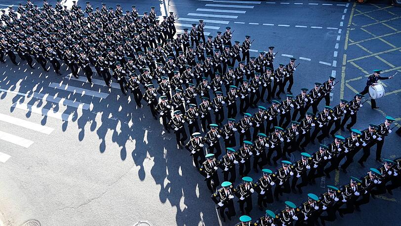 Russische Soldaten marschieren in Moskau zum Roten Platz, um an einer Generalprobe für die Militärparade zum Tag des Sieges teilzunehmen.