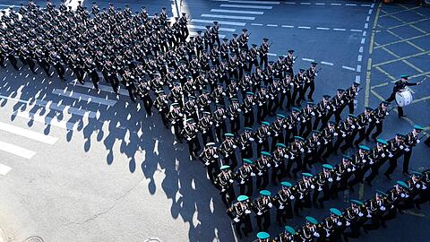 Russische Soldaten marschieren in Moskau zum Roten Platz, um an einer Generalprobe für die Militärparade zum Tag des Sieges teilzunehmen.