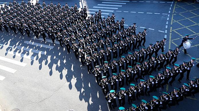 Russische Soldaten marschieren in Moskau zum Roten Platz, um an einer Generalprobe für die Militärparade zum Tag des Sieges teilzunehmen.