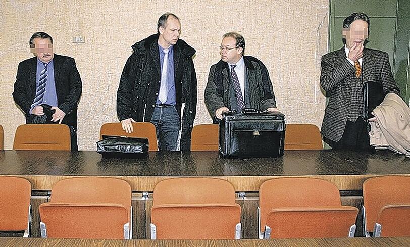 Deal mit dem Gericht: Heinz Wolfgang K. (l) und Wolfgang R. (r) im Landgericht. Als Gegenleistung für ihre Geständnisse waren ihnen Bewährungsstrafen in Aussicht gestellt worden. Foto: dpa