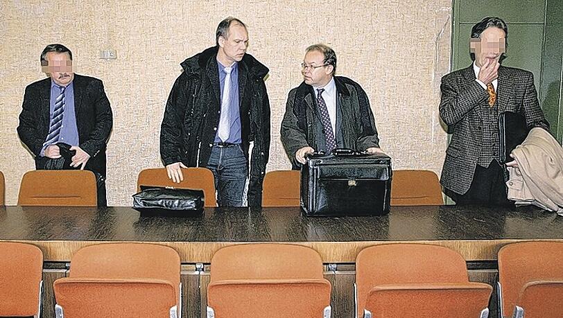 Deal mit dem Gericht: Heinz Wolfgang K. (l) und Wolfgang R. (r) im Landgericht. Als Gegenleistung für ihre Geständnisse waren ihnen Bewährungsstrafen in Aussicht gestellt worden. Foto: dpa Deal mit dem Gericht: Heinz Wolfgang K. (l) und Wolfgang R. (r) im Landgericht. Als Gegenleistung für ihre Geständnisse waren ihnen Bewährungsstrafen in Aussicht gestellt worden. Foto: dpa
