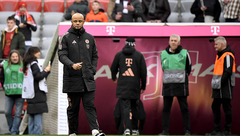 Schaut seinen Spielern beim Aufwärmprogramm zu: FC-Bayern-Trainer Vincent Kompany.