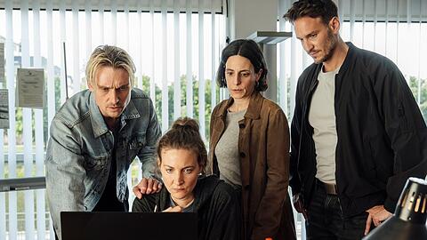 "Tatort: Das B&ouml;se in dir" (v.l.): Adam Sch&uuml;rk (Daniel Str&auml;&szlig;er), Pia Heinrich (Ines Marie Westernstr&ouml;er), Esther Baumann (Brigitte Urhausen) und Leo H&ouml;lzer (Vladimir Burlakov) schauen auf ein &Uuml;berwachungsvideo.