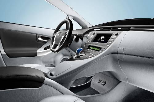Typisch Prius. Das Cockpit wirkt aufgeräumt.