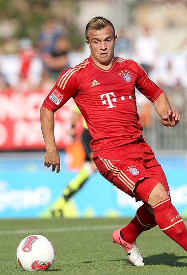 In der Vorbereitung hat der 20 jährige zumindest schon zu überzeugen gewusst. Durch die hohe Belastung der Bayern in den 3 Wettbewerben wird der Mittelfeldspieler auf jeden Fall auf seine Einsatzzeiten kommen.