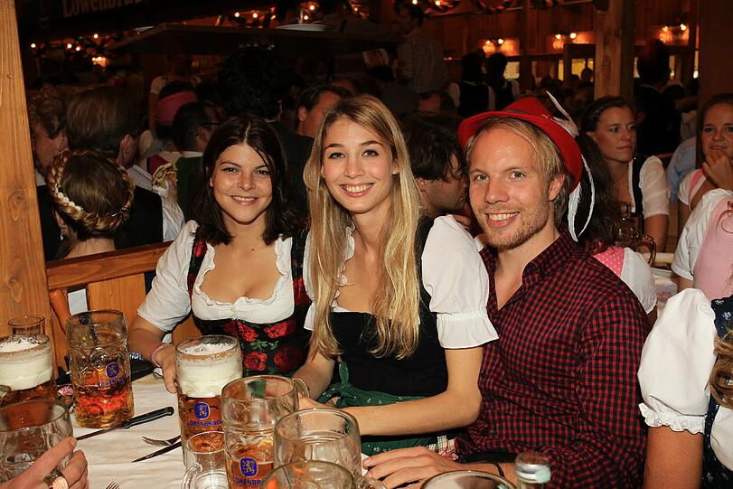 Neben Tewaag noch der Spross eines Weltstars: Ludvig Andersson (r.) ist der Sohn des Abba-Tastenmeisters Benny Andersson. Auf die Wiesn begleitet ihn seine Freundin Milana Schöller.