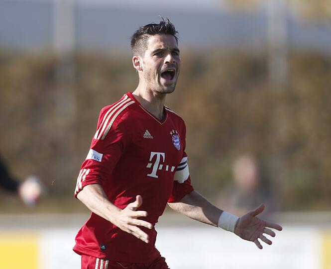Stefan Buck als Kapitän der Reserve-Mannschaft des FC Bayern. Vor der Saison wechselte der 32-Jährige vom TSV 1860 an die Säbener Straße - jetzt studiert er an der BAW Sportmarketing.