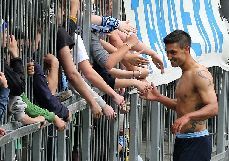 Versöhnlicher Abschluss einer turbolenten Saison: Nach dem überzeugenden 3:0 gegen Aalen bedankten sich die Löwen-Spieler am Sonntag bei ihren Fans für die Unterstützung. Die Bilder!