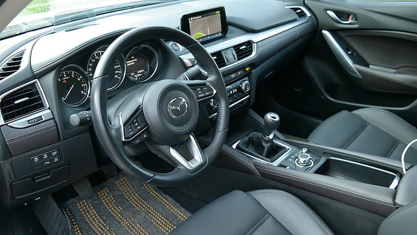 Das Interieur des Mazda6 wirkt hochwertig, die Instrumente sind gut ablesbar.