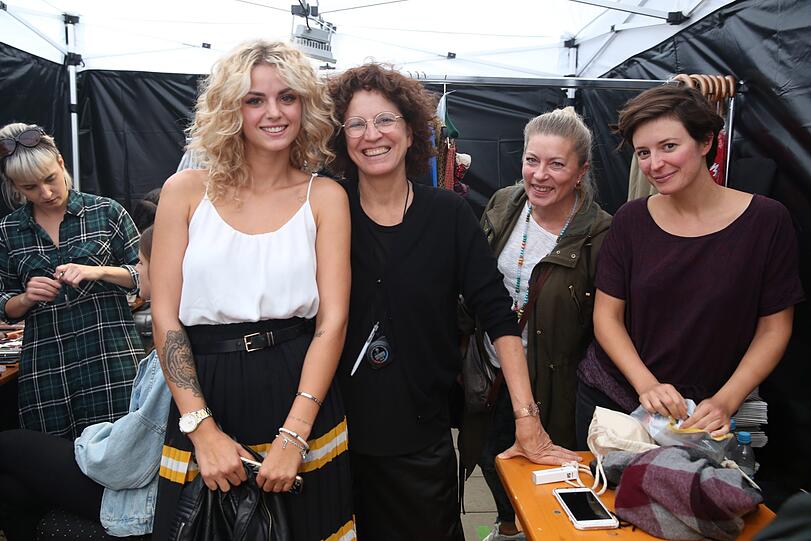Haben auch Spaß hinter der Bühne (v.l.): Finalistin Nadine, Showdesignerin Adelinde Knorr, AZ-Mitarbeiterin Gaby Schwarzmann und Linda Knorr.