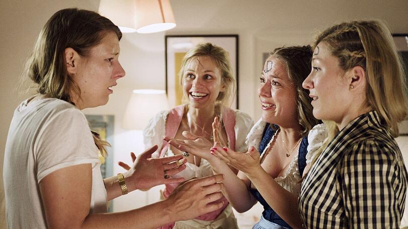 Von links: Tati (Xenia Tiling), Eve (Teresa Rizos), Lou (Josephine Ehlert) und Mel (Genija Rykova) in "Servus baby".