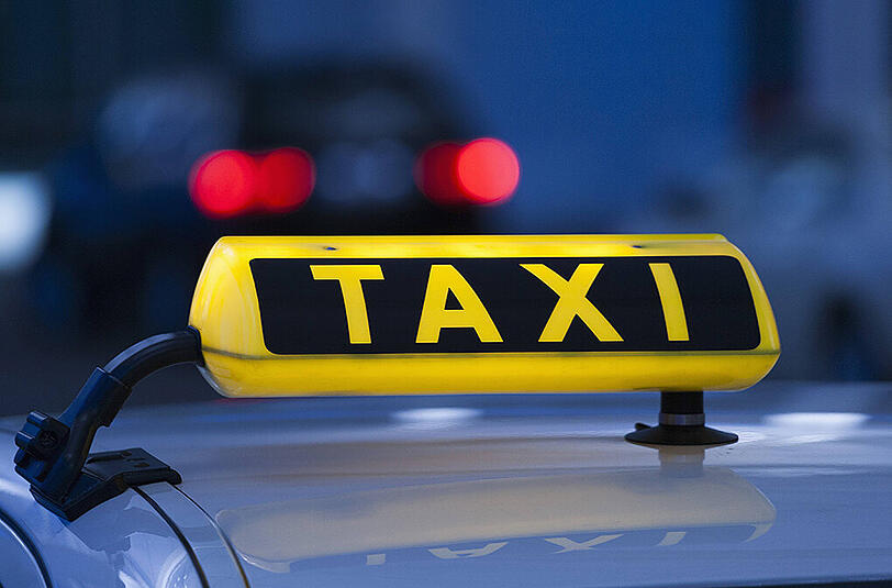Weil er auf die Gegenfahrbahn geriert, verursachte ein Taxler einen Frontal-Crash.