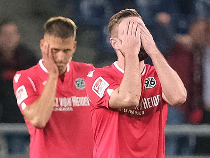 0:4-Heimniederlage gegen Nürnberg: Hannovers Marc Stendera (r) und Waldemar Anton schlagen die Hände vor den Kopf.