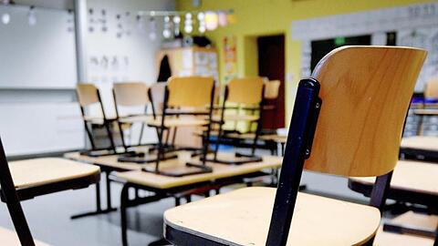 Zwar sind die Klassenräume aktuell wegen der Corona-Pandemie leer, die Grundschul-Anmeldung für das kommende Schuljahr findet aber trotzdem statt. (Symbolbild)