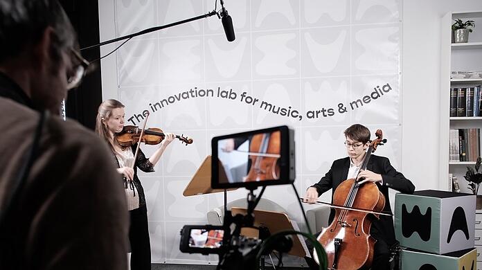 Klassik neu vermarkten und zum Hörer bringen, ist eines der Ziele des Wavelabs, hier mit Corbinian Bubenzer am Cello.