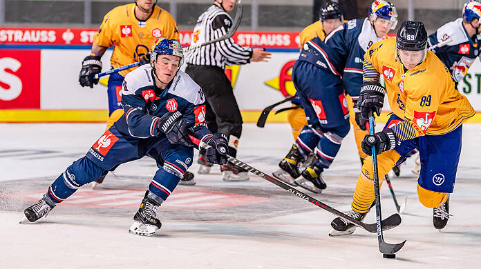 Der Matchwinner des EHC: Justin Schütz (links) schoss die Münchner mit seinem Treffer in der Overtime ins CHL-Halbfinale.