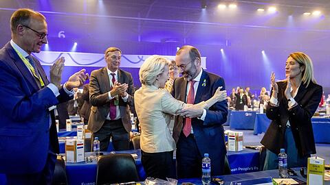 EU-Kommissionspräsidentin Ursula von der Leyen gratuliert Manfred Weber zur Wahl. Dazu gibt es Beifall von (v.l.) CDU-Chef Friedrich Merz, dem rumänischen Präsidenten Klaus Iohannis und Roberta Metsola, Präsidentin des EU-Parlaments.