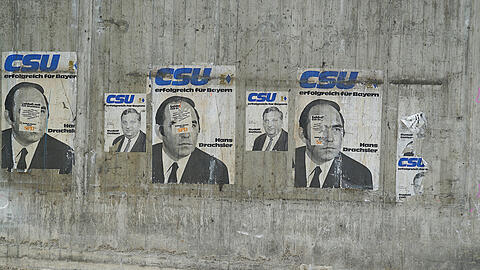 An der Balanstraße sind historische Wahlplakate aufgetaucht.