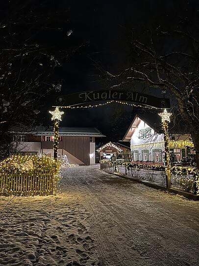 Auch wenn der Biergarten im Winter nicht &ouml;ffnet, ist an der Kugler Alm mit dem Winterzauber an der "Schmalznudelh&uuml;tte" etwas geboten.