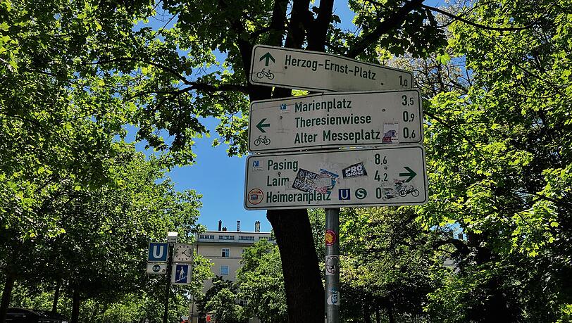 Viele B&auml;ume und ein Park: Am Aufgang von der U-Bahnstation Schwanthalerh&ouml;he findet sich eine gr&uuml;ne Oase im Westen der Stadt. Egal ob zum sporteln, entspannen oder toben &ndash; der Georg-Freundorfer-Platz ist ein sch&ouml;ner Aufenthaltsort.