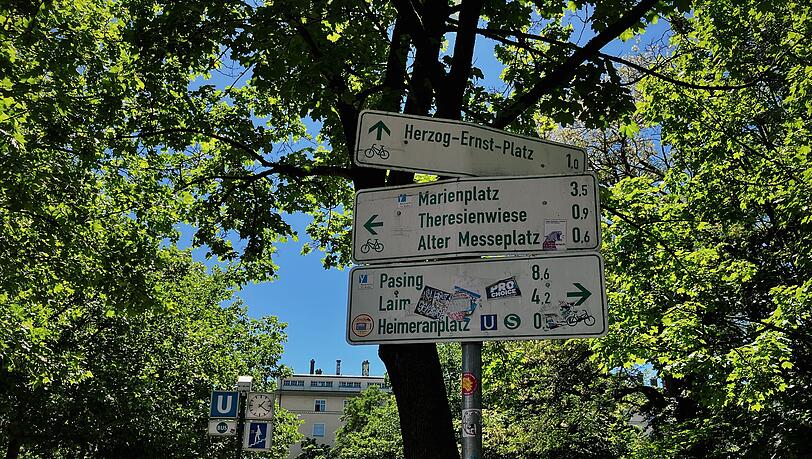 Viele B&auml;ume und ein Park: Am Aufgang von der U-Bahnstation Schwanthalerh&ouml;he findet sich eine gr&uuml;ne Oase im Westen der Stadt. Egal ob zum sporteln, entspannen oder toben &ndash; der Georg-Freundorfer-Platz ist ein sch&ouml;ner Aufenthaltsort.