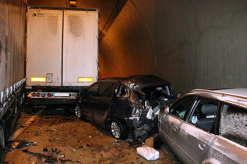Wegen Glatteis gerät ein Lastzug ins Schleudern. Er prallt gegen eine Tunnelwand und bleibt auf dem rechten Fahrstreifen stehen. Bei dem Versuch, dem Laster auszuweichen und zu bremsen, verlieren zwei nachfolgende Lkw-Fahrer die Kontrolle über ihre Fahrzeuge. Die Sattelzüge verkeilten sich ineinander. Wenig später fahren drei Autos auf die zwei Sattelschlepper auf.
