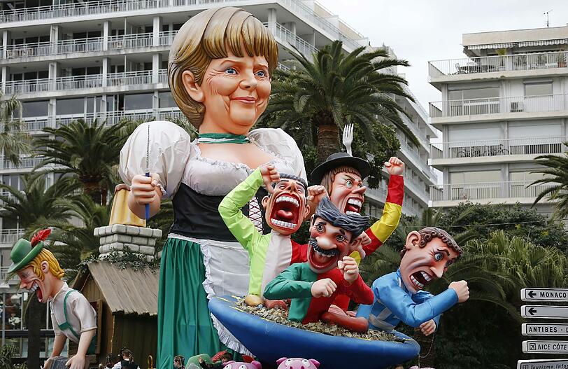 Umzüge in Nizza in Südfrankreich erinnern ein wenig an die Kölner Faschingszüge. Auch die Wägen sind ähnlich kreativ. Eine Angela-Merkel-Parodie mit dem Namen "Angela's euro sauerkraut" zeigt die deutsche Bundeskanzlerin im Dirndl, die sich schwächelnde Euro-Staaten mit ihrem Sauerkraut einverleibt.