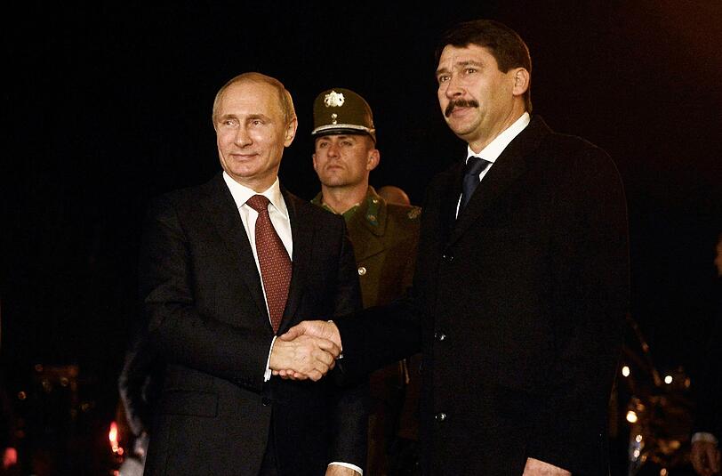 Wladimir Putin beim Staatsbesuch in Budapest mit dem ungarischen Präsidenten Janos Ader.