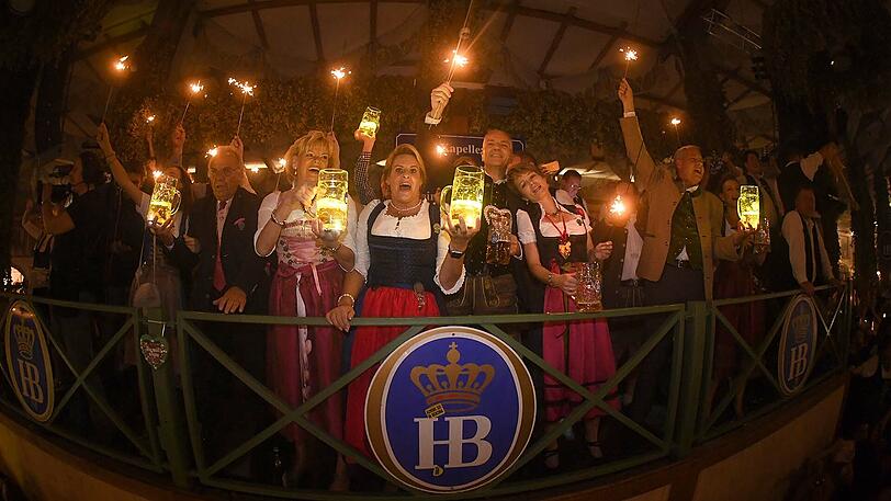 Das Oktoberfest ist vorbei - mit dem traditionellen Kehraus endete die Wiesn. Die Bilder aus dem Hofbräu-Zelt.