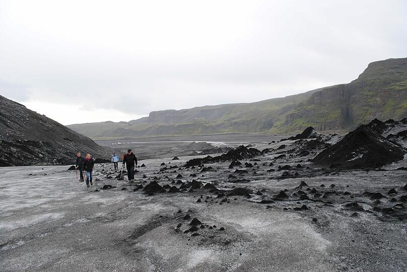 Touristen bei der Gletscherwanderung am Solheimajökull