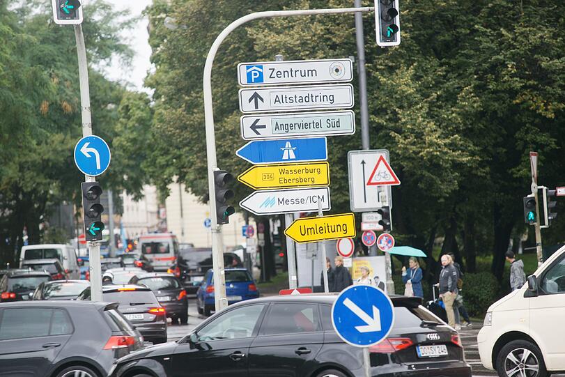 Die Sperrung der Sonnenstraße sorgt für ein gewaltiges Verkehrschaos.