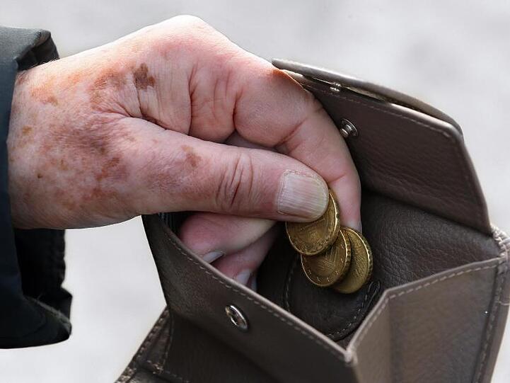 Grundsicherung können Menschen beantragen, wenn ihre Einkünfte im Alter oder bei voller Erwerbsminderung nicht für den notwendigen Lebensunterhalt ausreichen.