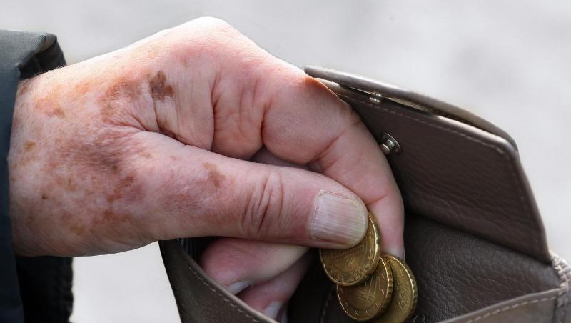 Grundsicherung können Menschen beantragen, wenn ihre Einkünfte im Alter oder bei voller Erwerbsminderung nicht für den notwendigen Lebensunterhalt ausreichen. Grundsicherung können Menschen beantragen, wenn ihre Einkünfte im Alter oder bei voller Erwerbsminderung nicht für den notwendigen Lebensunterhalt ausreichen.