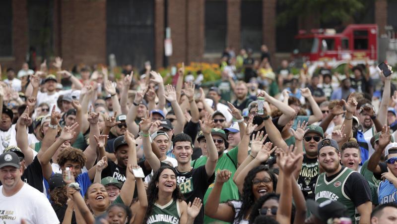 Fans feiern in Milwaukee den NBA-Titel der Bucks.