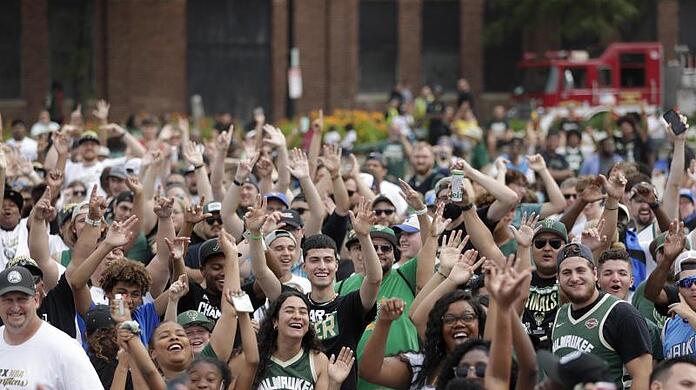 Fans feiern in Milwaukee den NBA-Titel der Bucks.