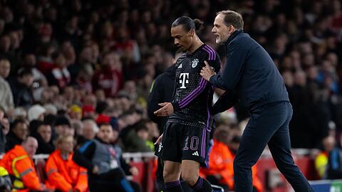 Leroy Sane und Trainer Thomas Tuchel von München stehen bei der Auswechslung von Sane zusammen.