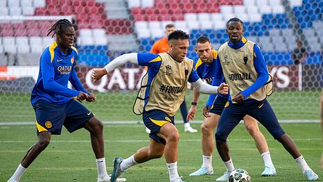 Daumendrücken für Nationalspieler Yann Aurel Bisseck (l), hier beim Abschlusstraining von Inter Mailand in München.
