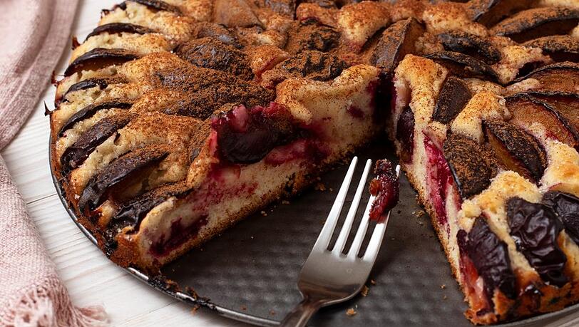 Ein Pflaumenkuchen passt perfekt zu einem warmen Sommertag.