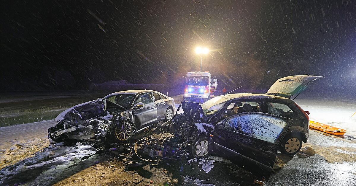 Auto-ger-t-in-Gegenverkehr-Frau-stirbt