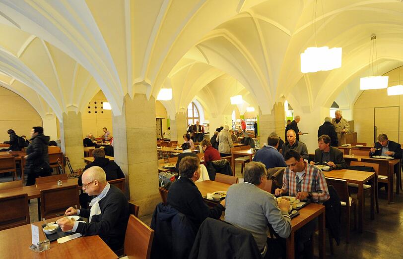 Im schönen Gewölbe der Rathauskantine am Marienplatz stärken sich Stadträte und Touristen gleichermaßen.