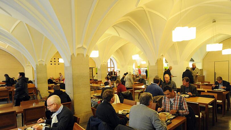 Im schönen Gewölbe der Rathauskantine am Marienplatz stärken sich Stadträte und Touristen gleichermaßen.