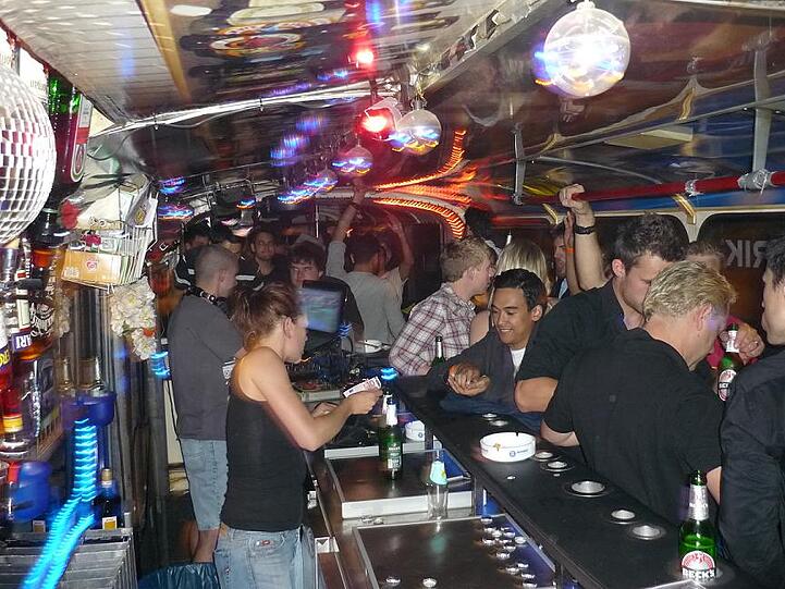 Die Party kommt wortwörtlich ins Rollen bei den Feierfahrten durchs Münchner Nachtleben. Foto: Club and Line