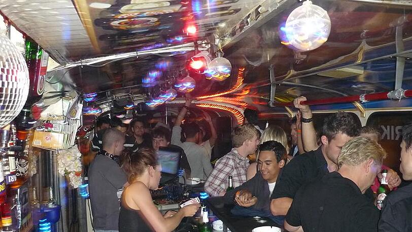 Die Party kommt wortwörtlich ins Rollen bei den Feierfahrten durchs Münchner Nachtleben. Foto: Club and Line Die Party kommt wortwörtlich ins Rollen bei den Feierfahrten durchs Münchner Nachtleben. Foto: Club and Line