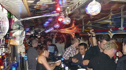 Die Party kommt wortwörtlich ins Rollen bei den Feierfahrten durchs Münchner Nachtleben. Foto: Club and Line