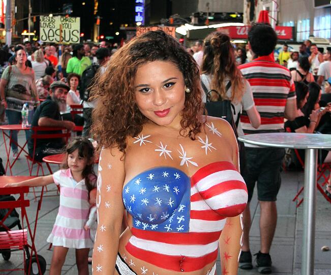 Bemalte Busen am Times Square. Die "Desnudas" sind New Yorks Bürgermeister ein Dorn im Auge.
