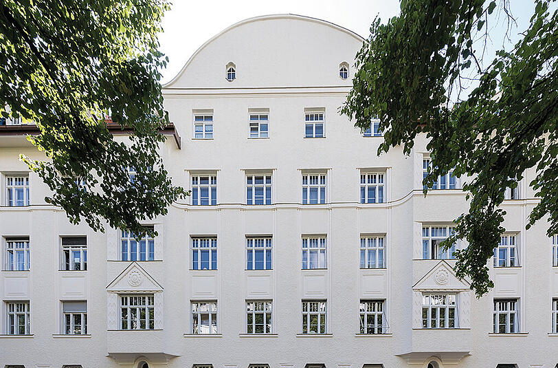 Agnesstraße 37/39: Die um 1910 in Formen des späten Jugendstils errichtete Wohnhausgruppe besitzt jeweils einen Erker und einen gemeinsamen Mittelgiebel.