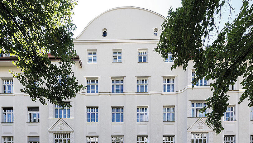 Agnesstraße 37/39: Die um 1910 in Formen des späten Jugendstils errichtete Wohnhausgruppe besitzt jeweils einen Erker und einen gemeinsamen Mittelgiebel. Agnesstraße 37/39: Die um 1910 in Formen des späten Jugendstils errichtete Wohnhausgruppe besitzt jeweils einen Erker und einen gemeinsamen Mittelgiebel.