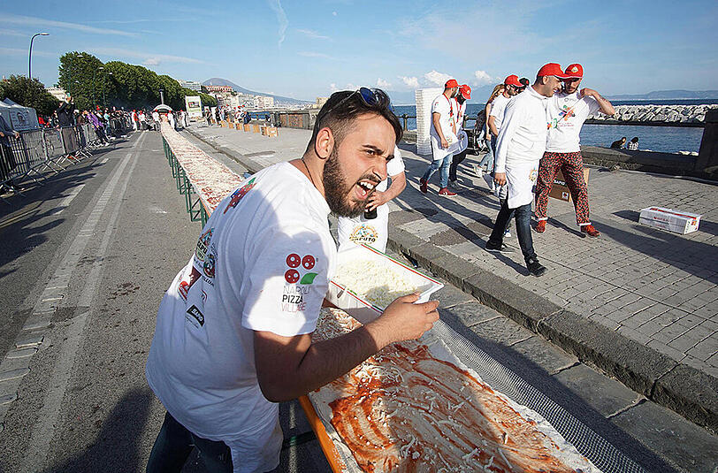 Die längste Pizza der Welt wurde in Neapel gebacken. Sie ist fast zwei Kilometer lang.